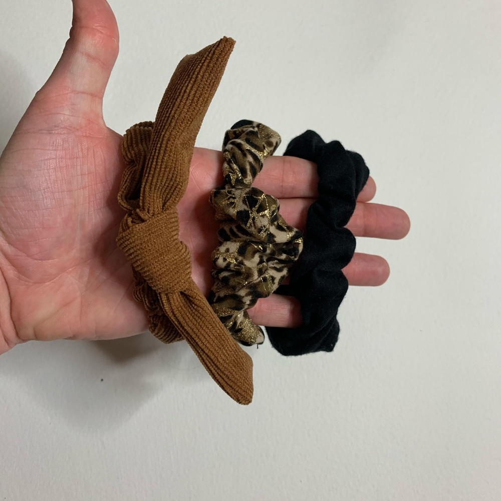 Cheetah Scrunchie Set - Picture 2 of 3